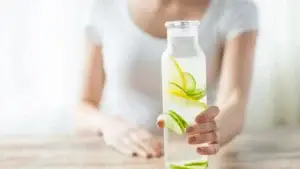 láhev vody s okurkou a citronem